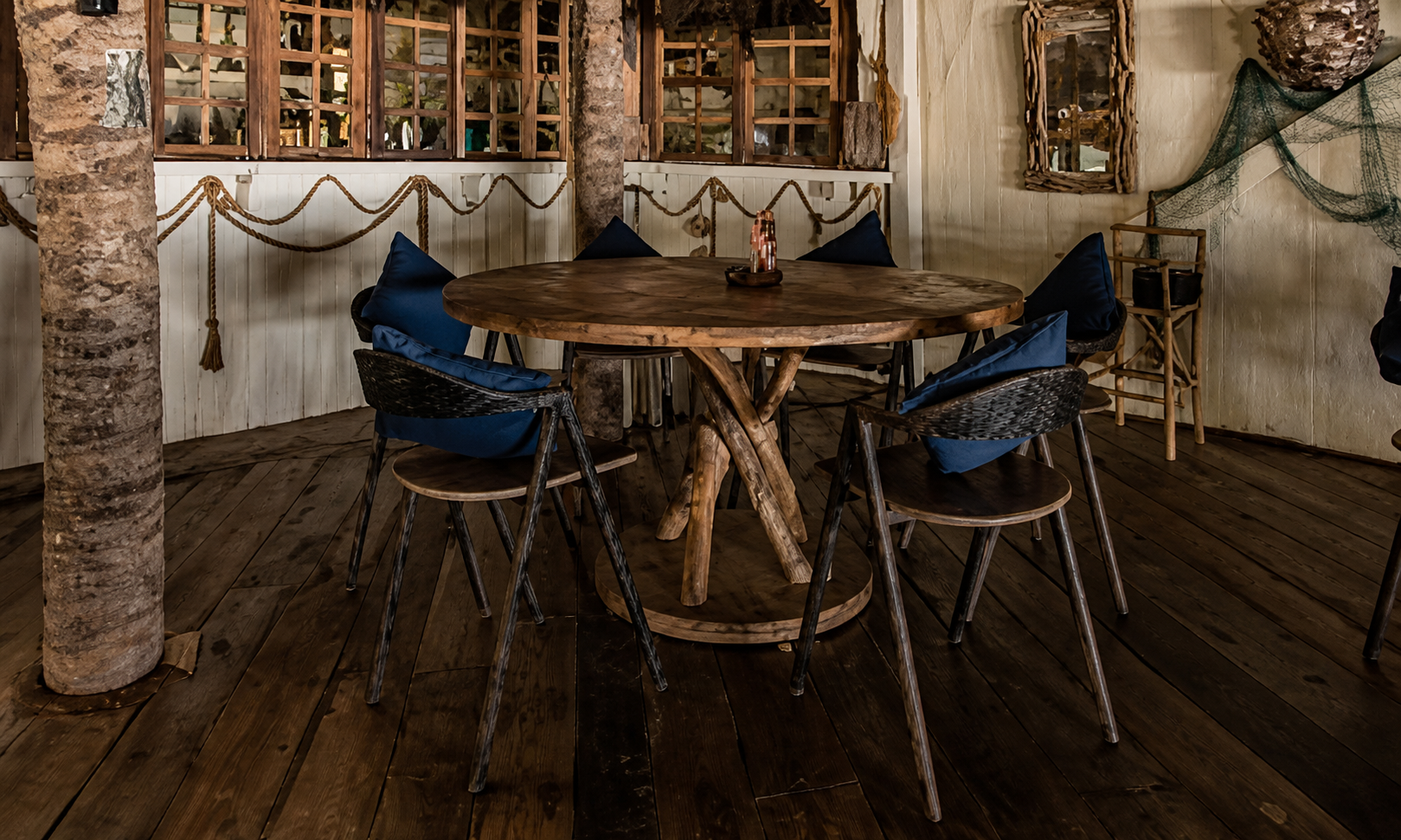 Large Ship Dining Back Table 2 di area dining kapal besar La Brisa