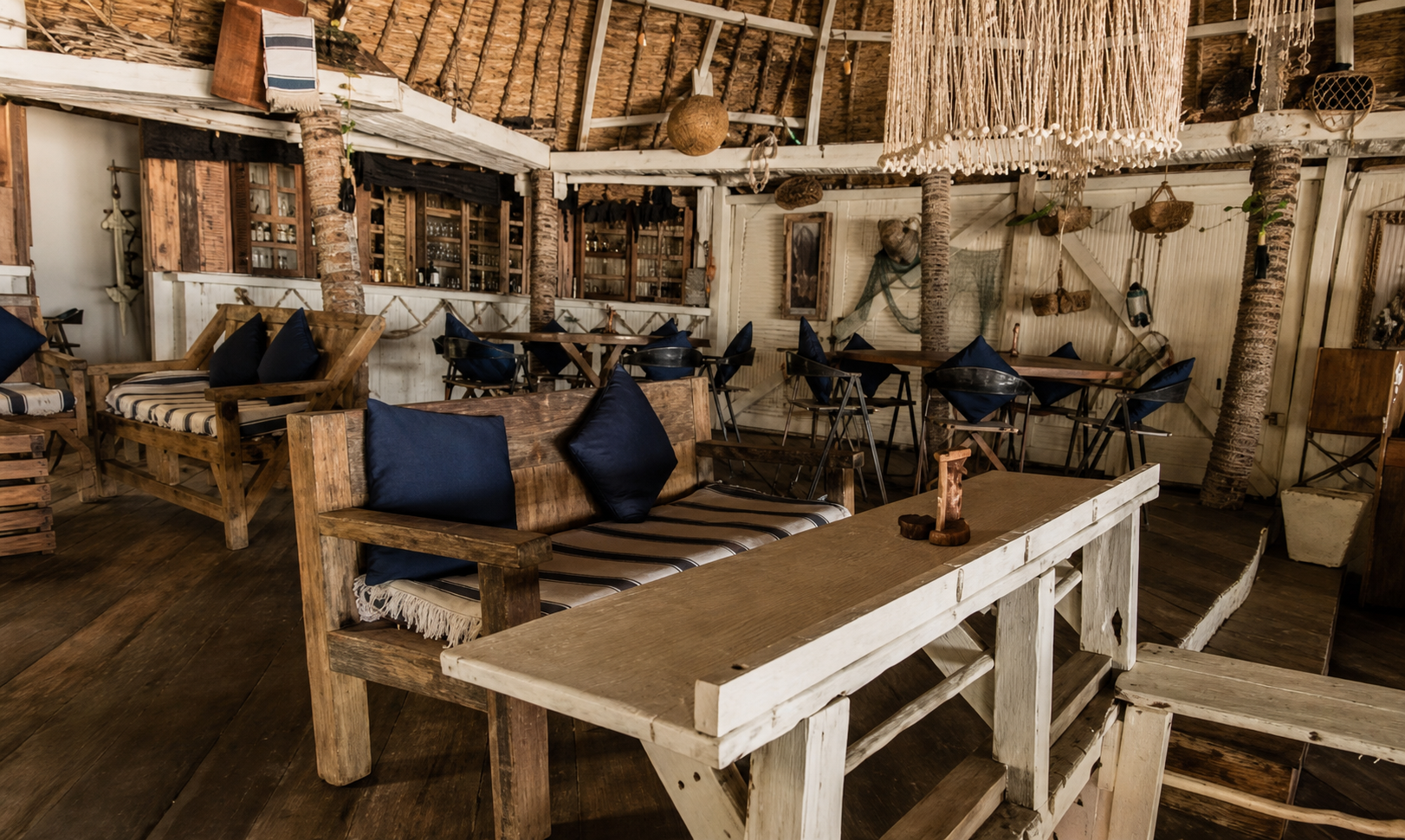Large Ship Dining Back Table 3 di area dining kapal besar La Brisa