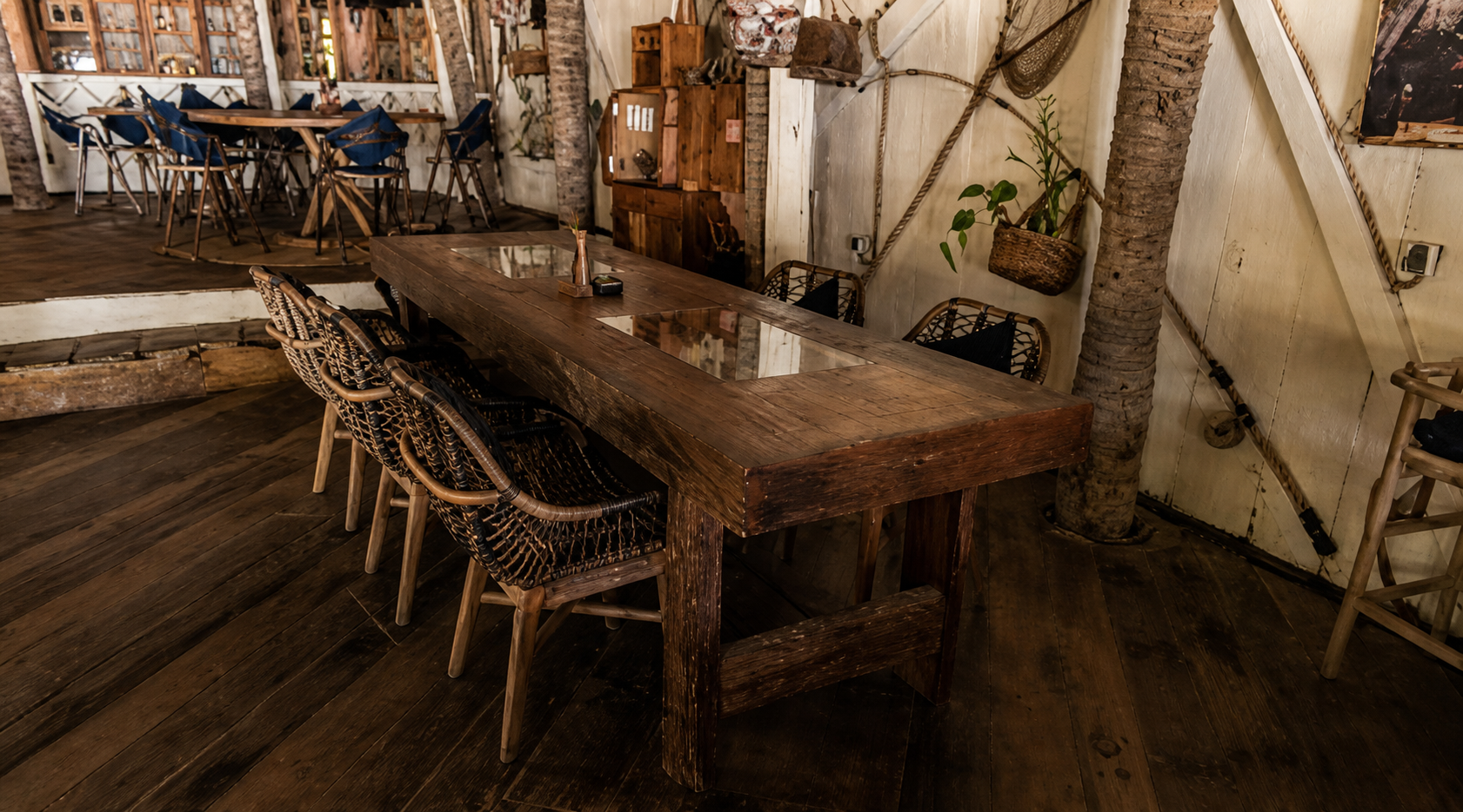 Large Ship Dining Back Table 4 di area dining kapal besar La Brisa