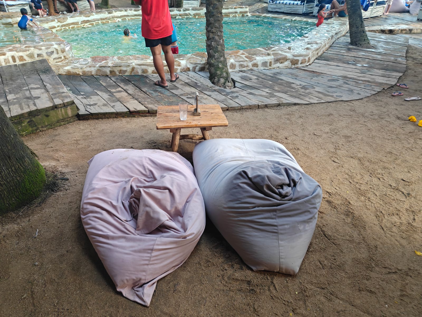 Suasana pool atau pantai siang hari di La Brisa.