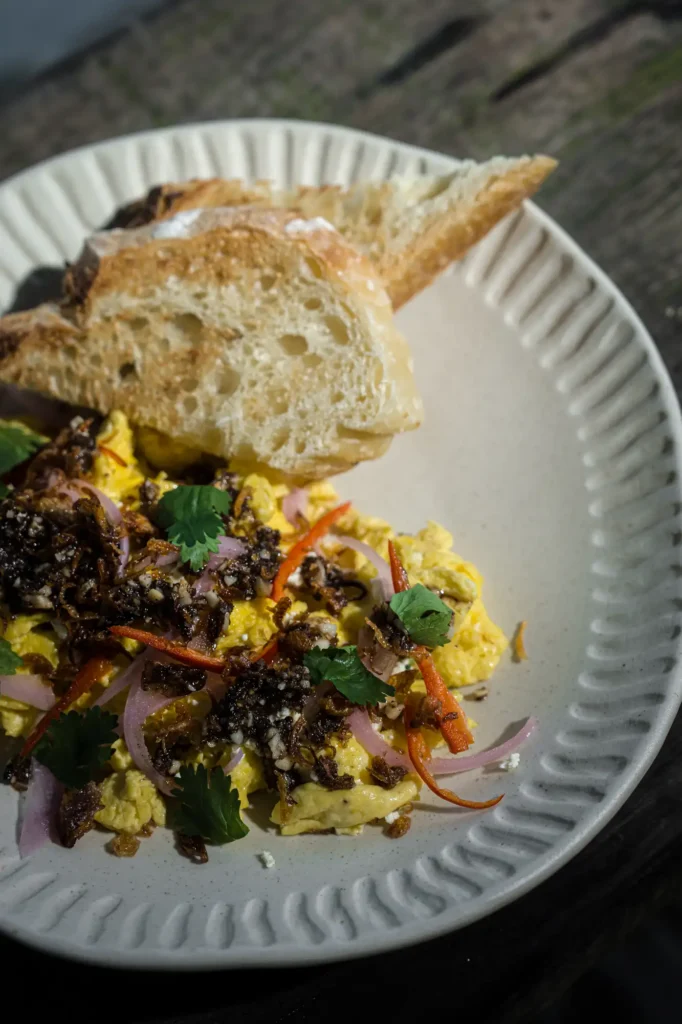 Spicy scrambled eggs