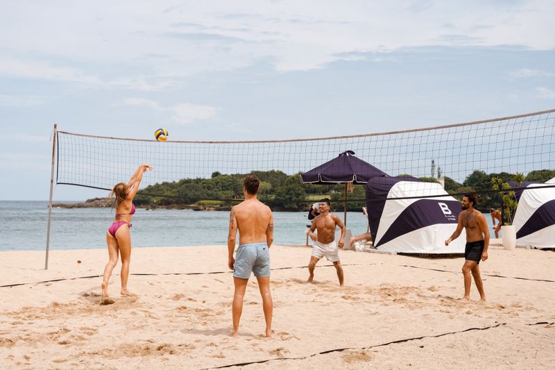 Suasana aktivitas pantai siang hari