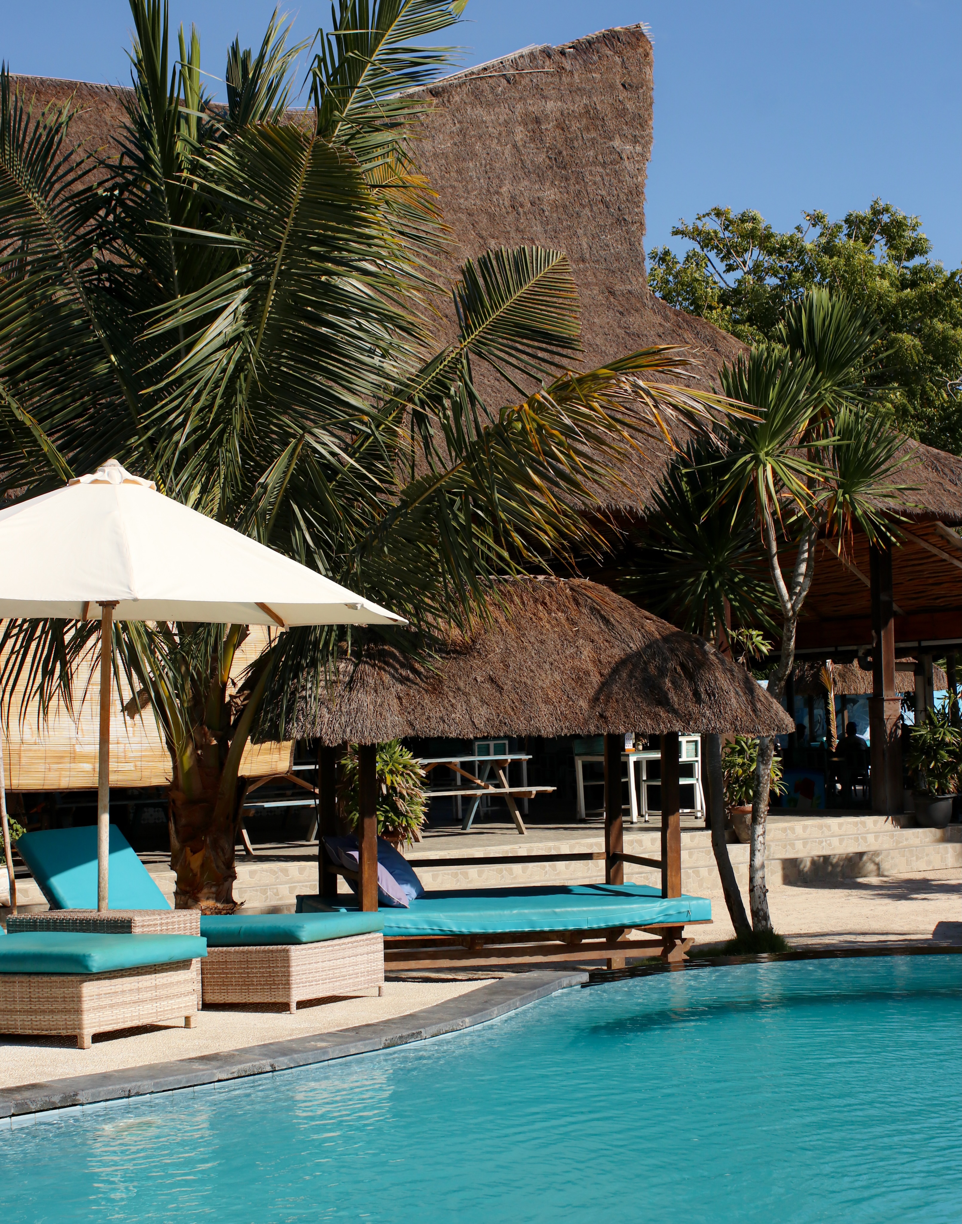 Tempat Bersantai di Sekitar Kolam