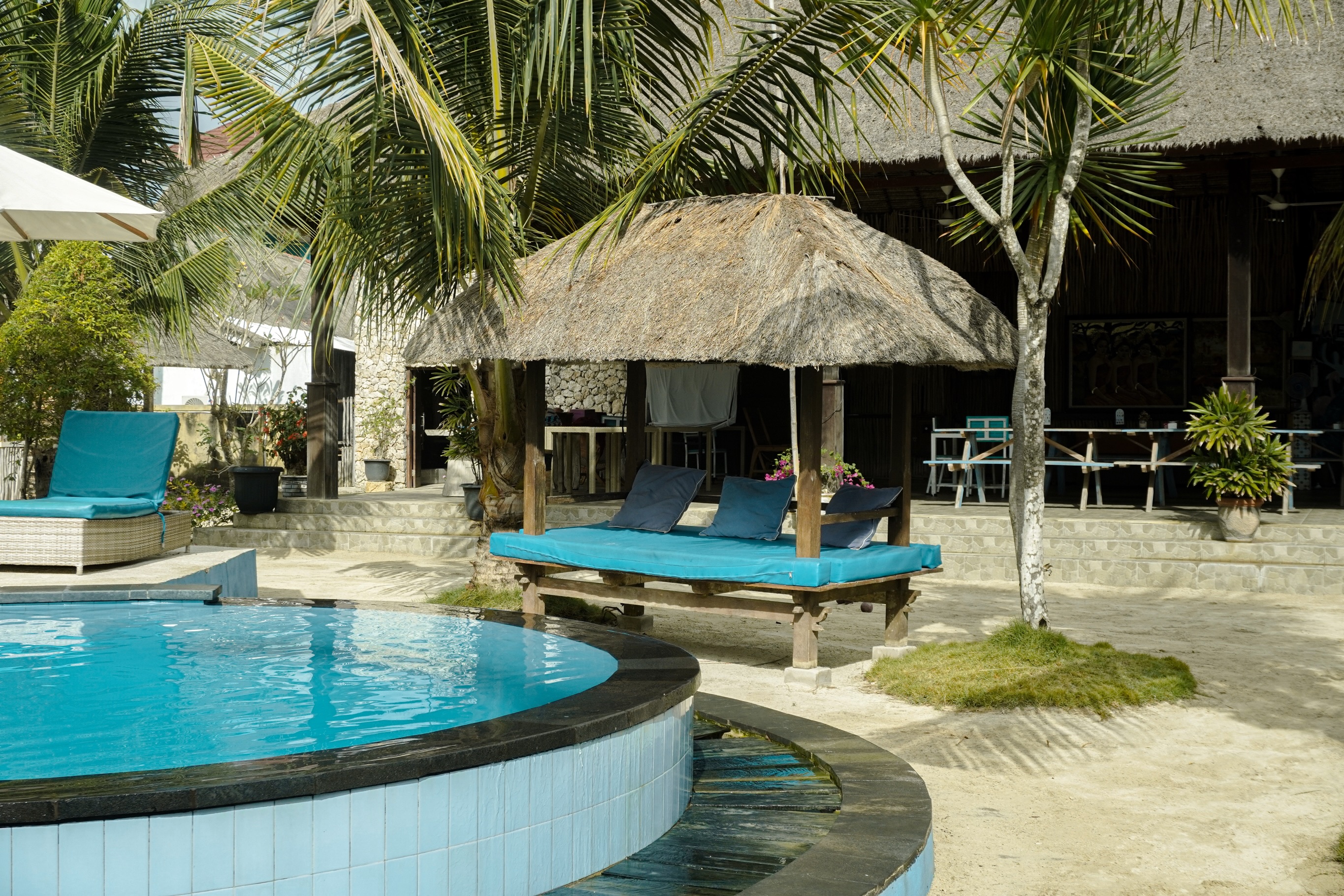 Kolam dan Tempat Istirahat Beratap