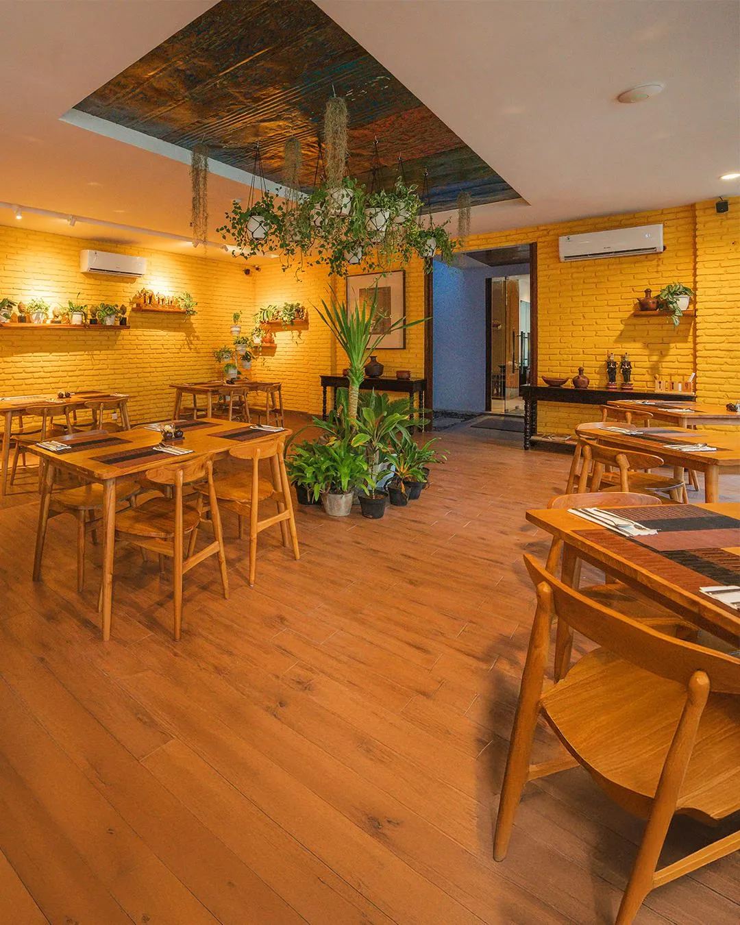 TJ’s Bistro 屋内テーブル席