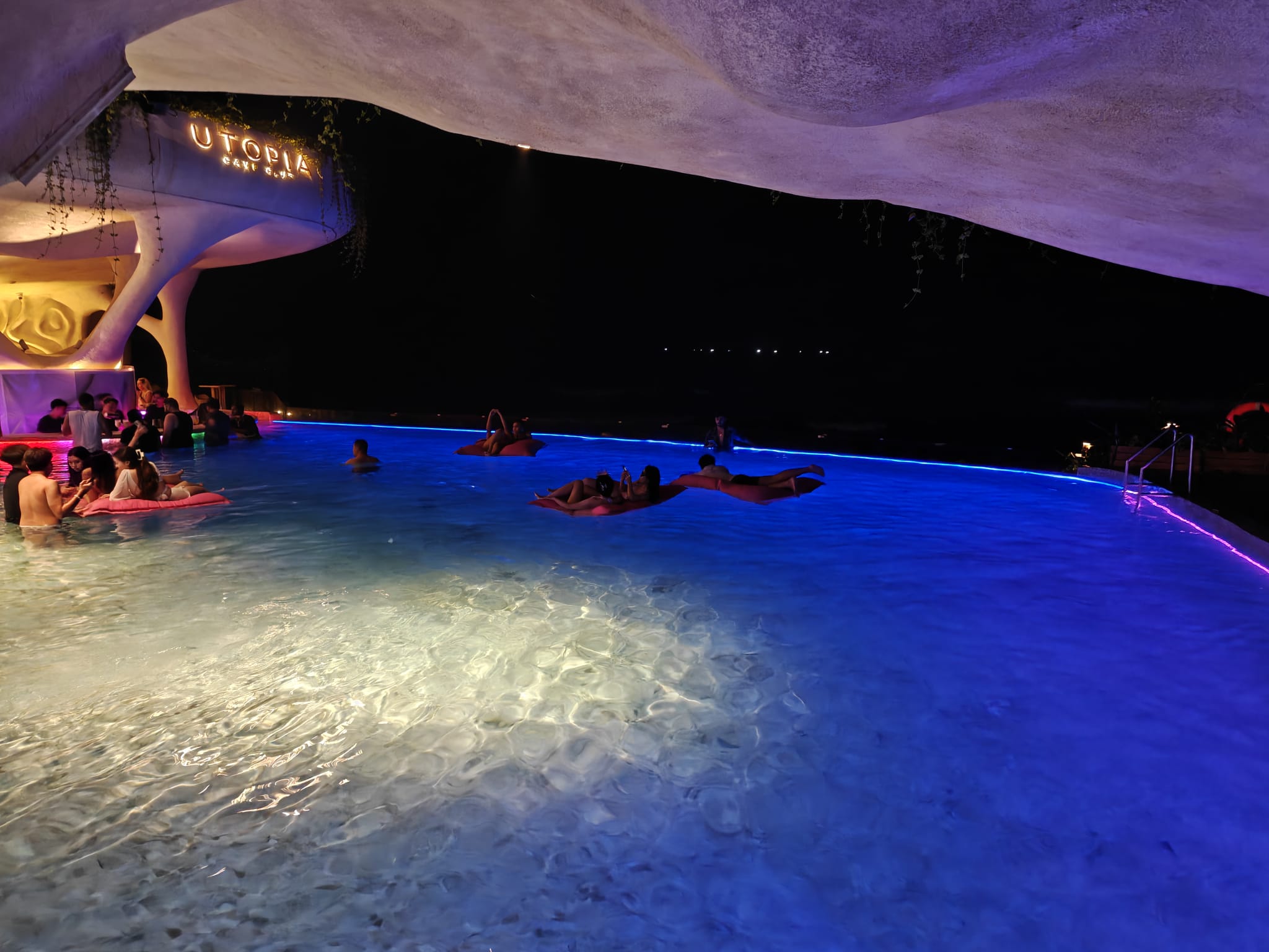 Luna Beach Club Utopia pool