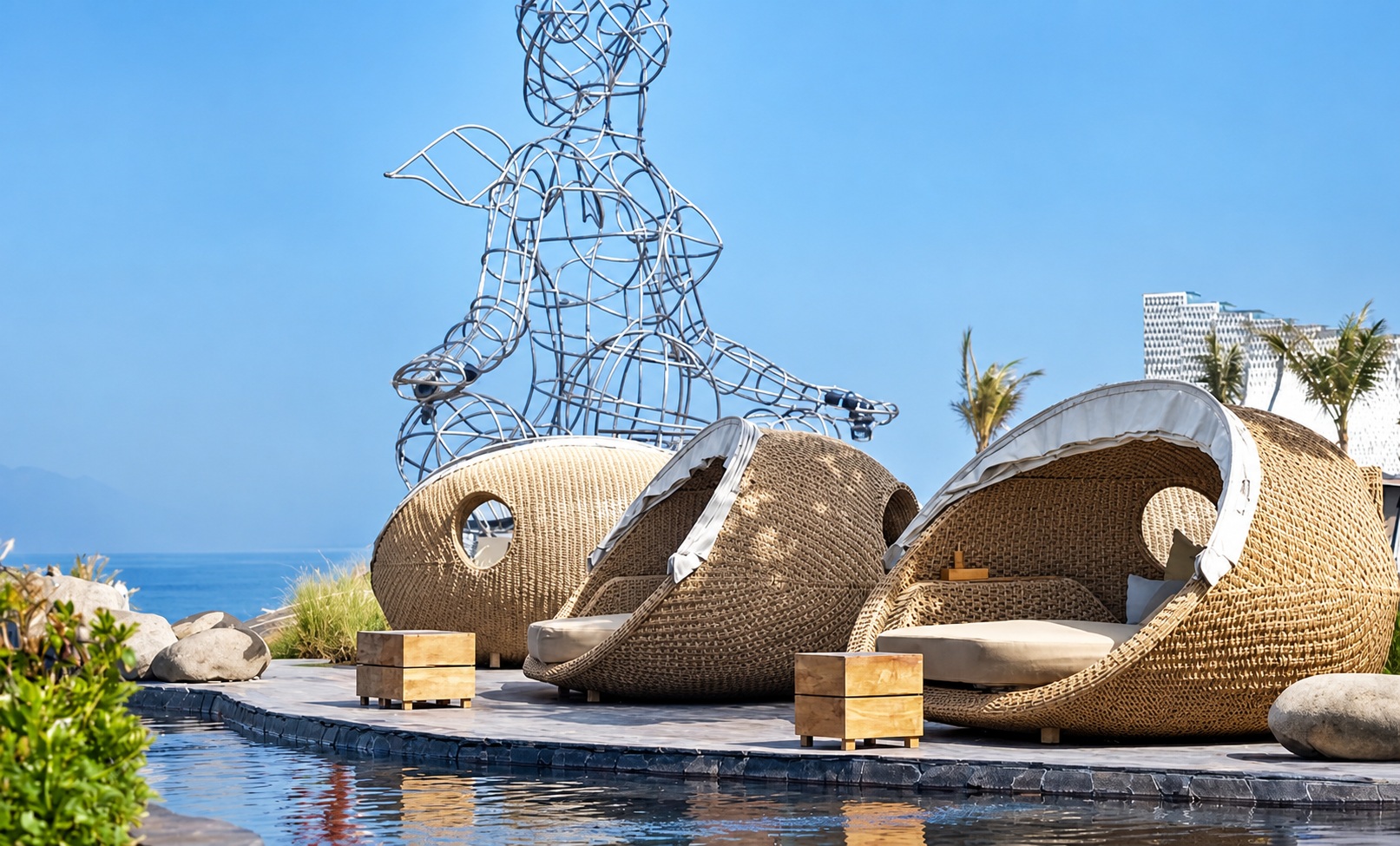 Sculpture and curved architecture
