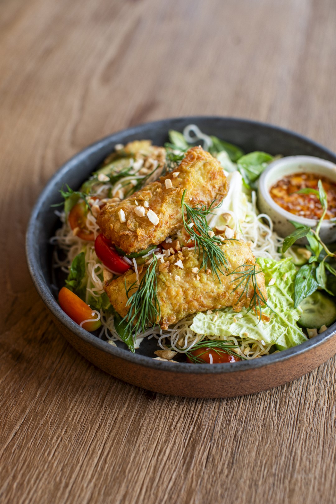 Hidangan dengan salad