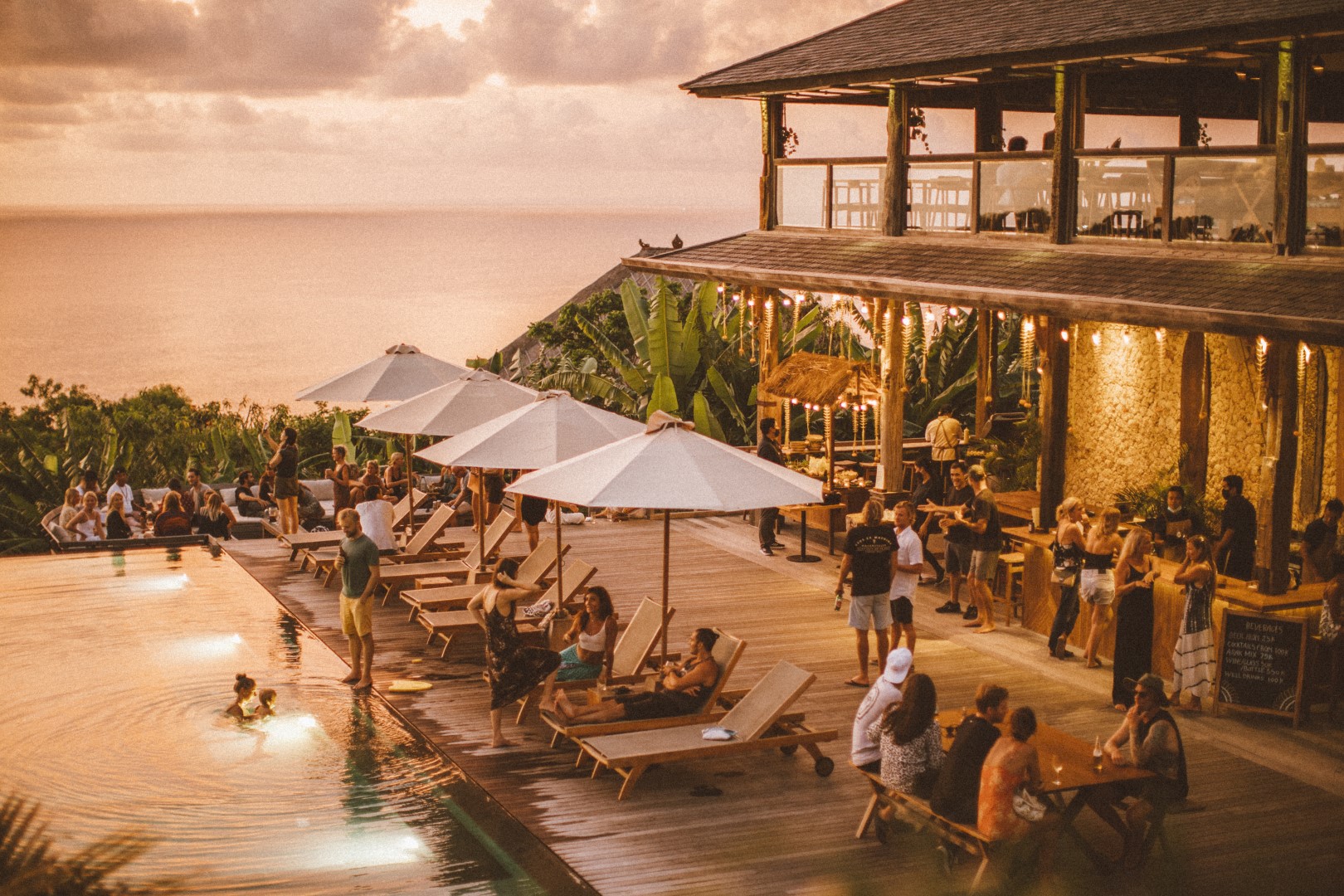Mana Uluwatu — Area makan dalam cahaya senja