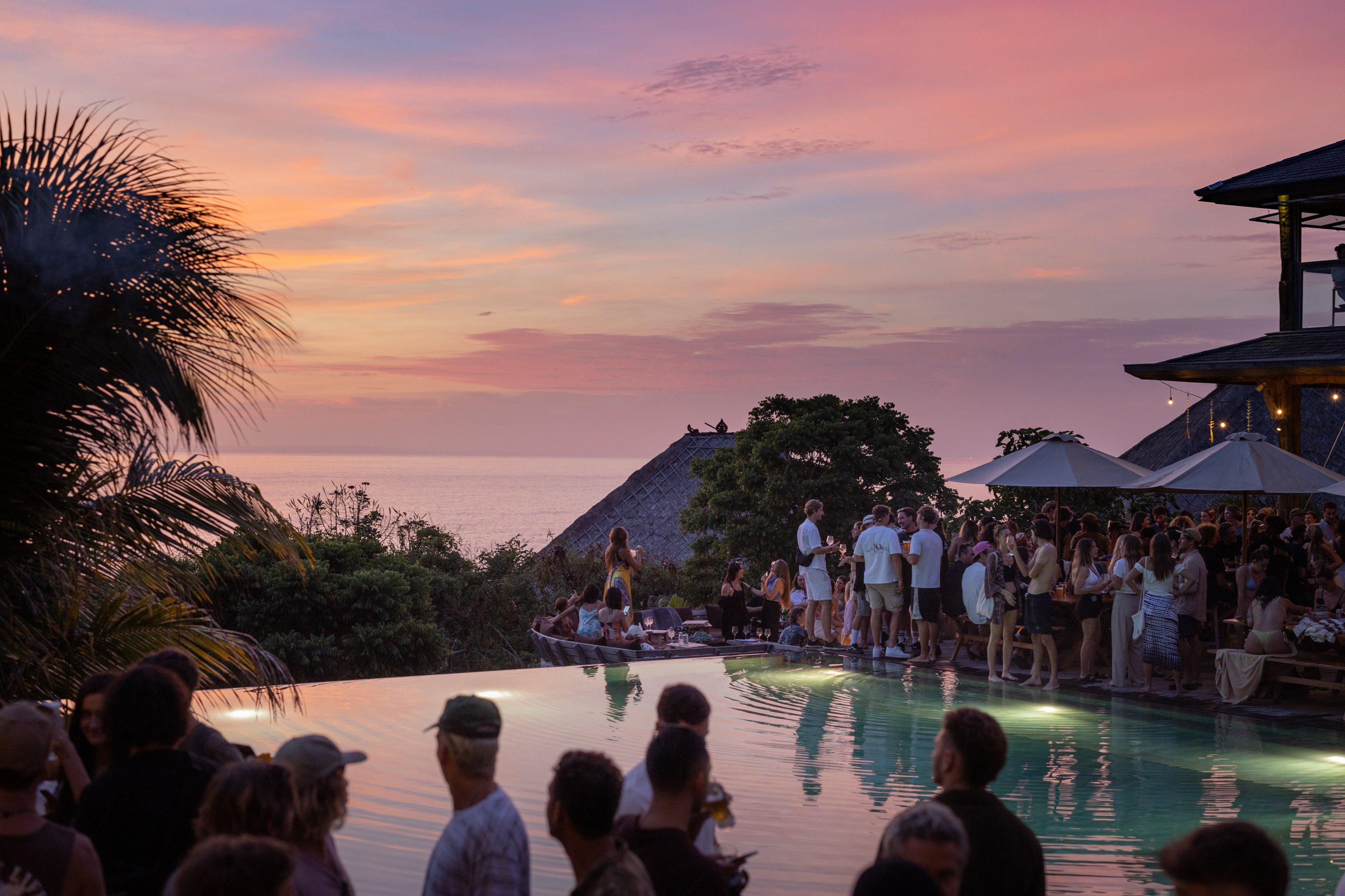 Mana Uluwatu — Bersantai di bawah langit senja