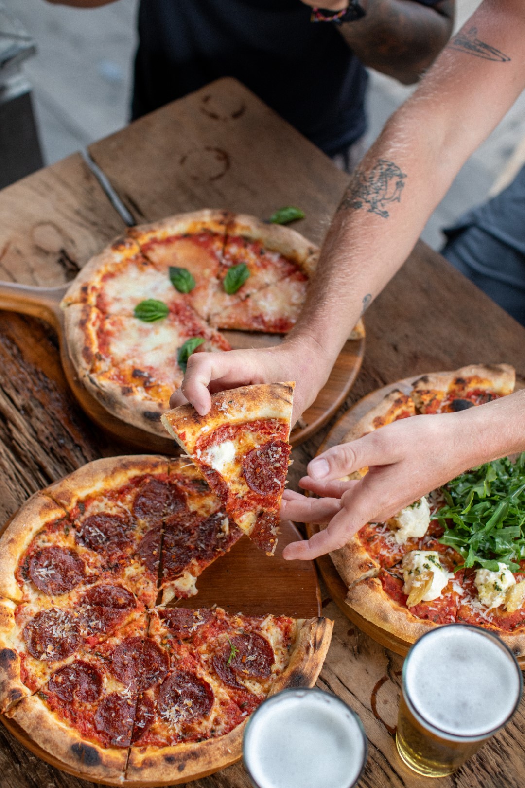 Saat menikmati pizza