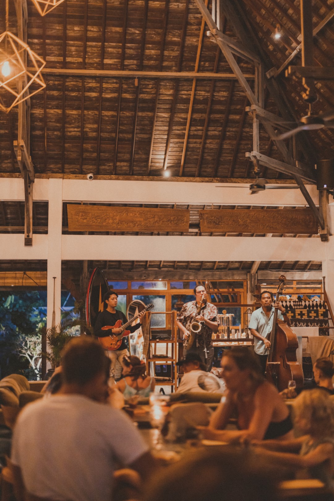 Suasana live music malam di Mana Uluwatu