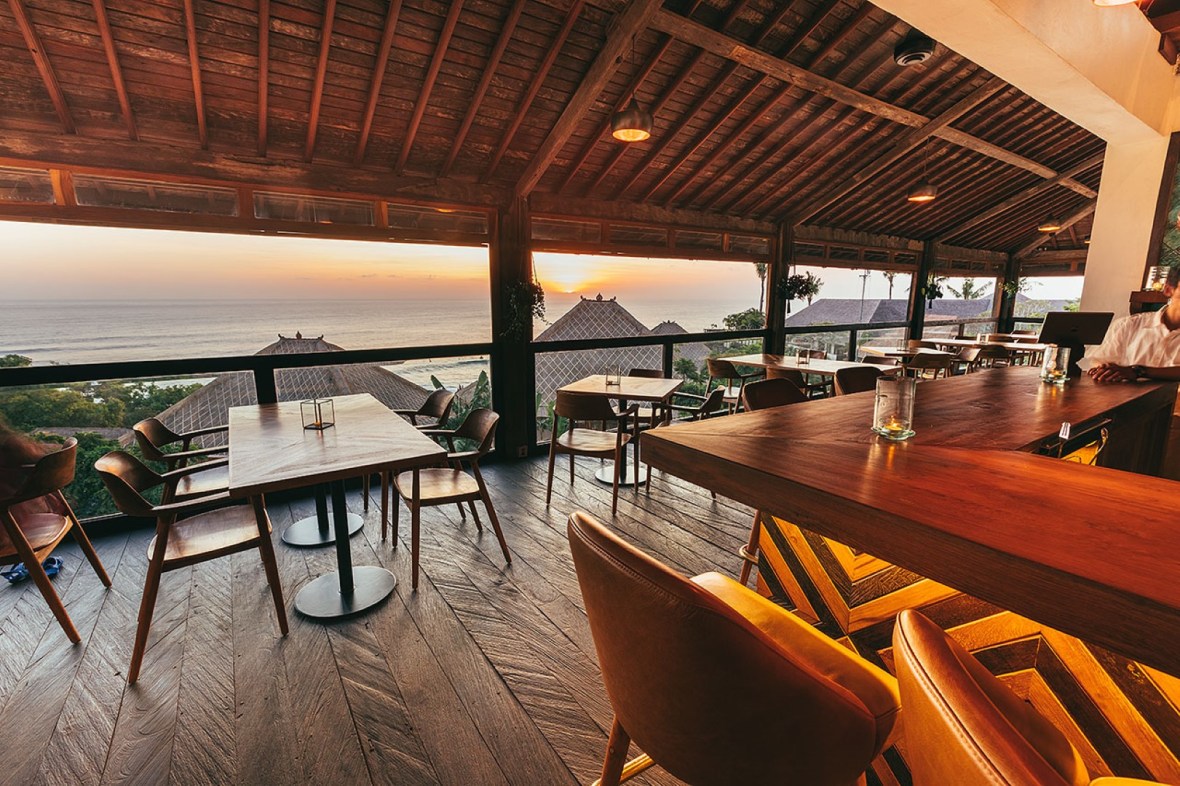 Kolam dan restoran Mana Uluwatu saat sunset