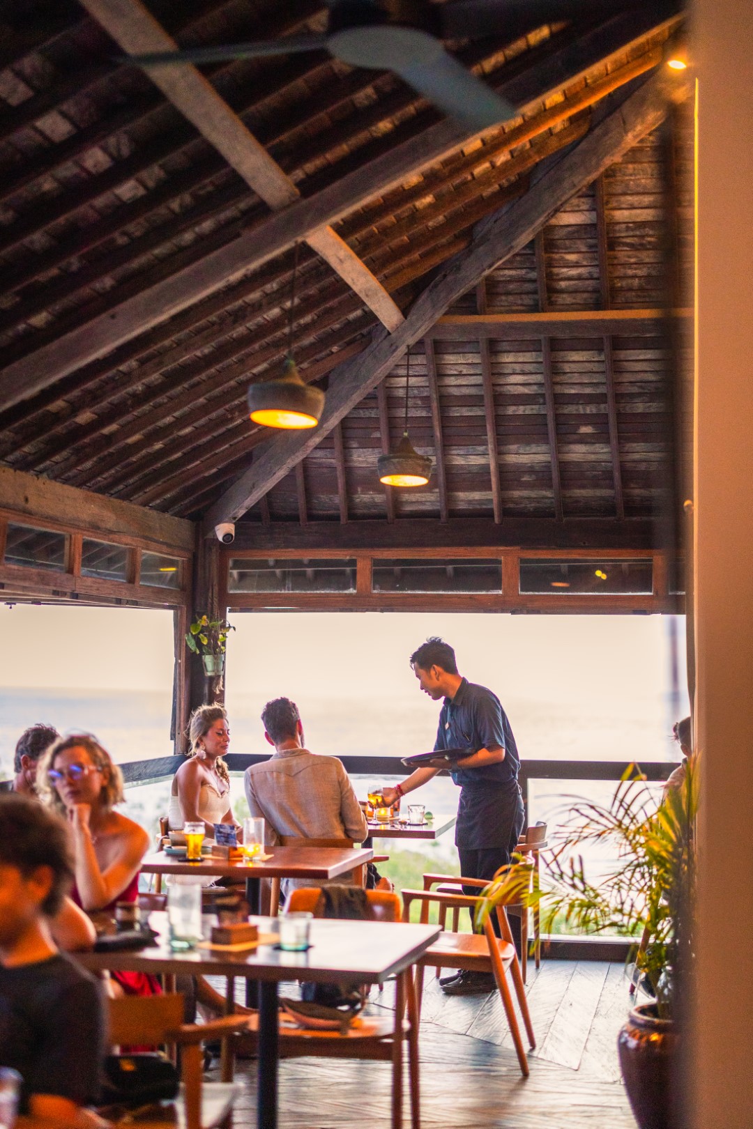 Meja Restoran Menghadap Laut