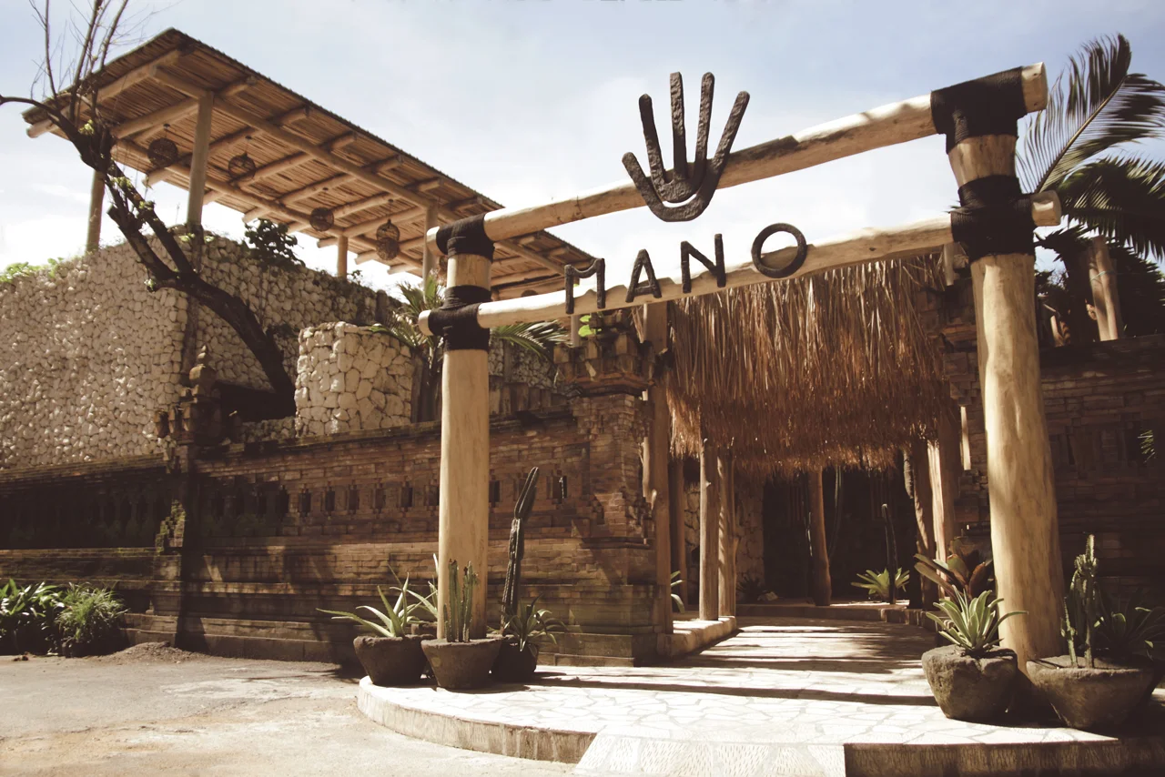 Mano Beach House — Mano entrance