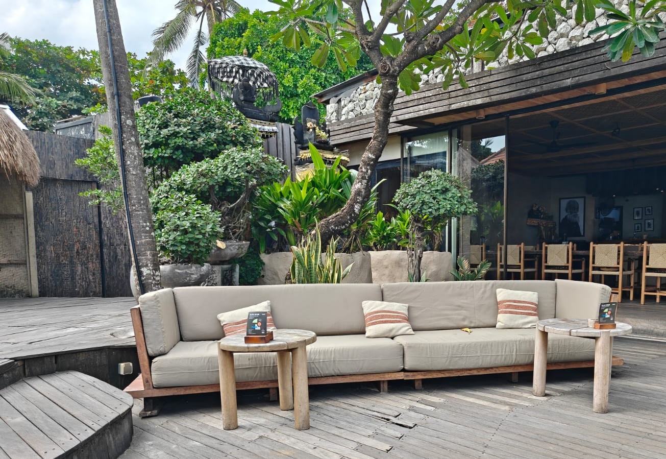 Mano Beach House — Venue atmosphere