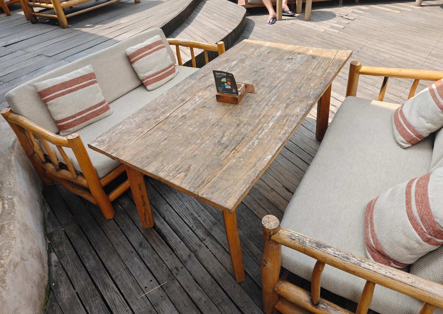 Mano Beach House — Venue atmosphere