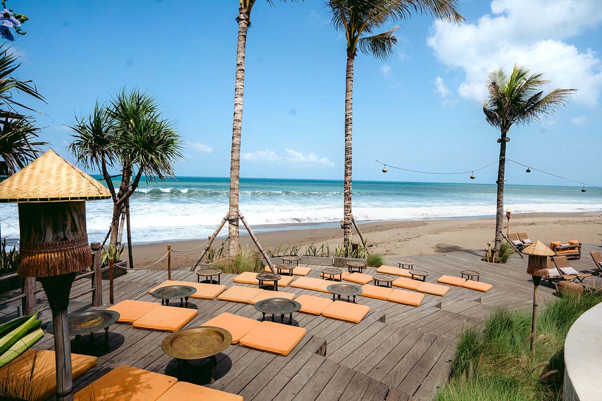 Time-of-day atmosphere at Mari Beach Club.