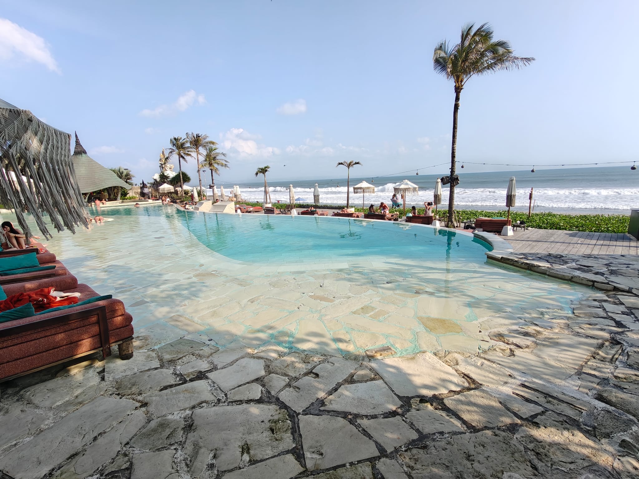 Mari Beach Club — Kolam dan suasana siang
