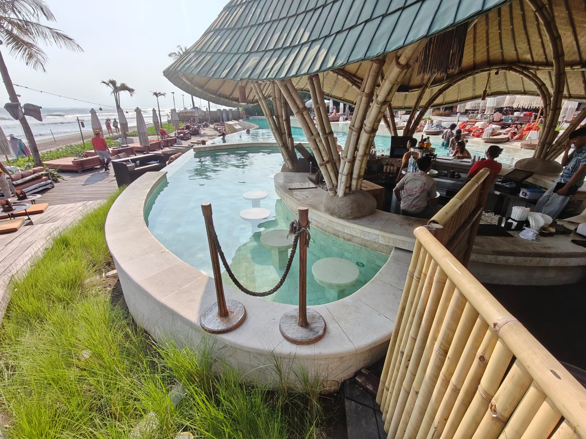 Mari Beach Club — Kolam dan suasana siang