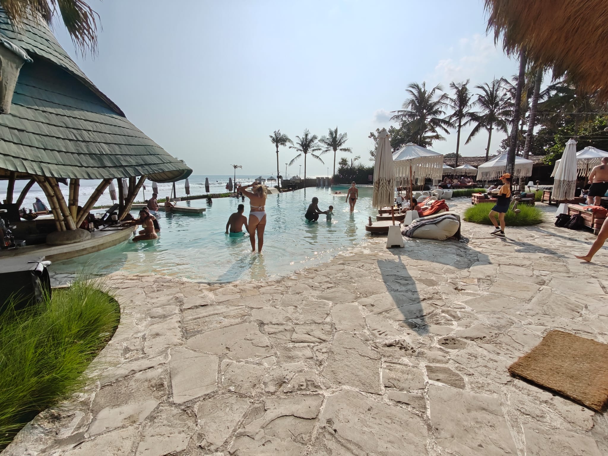Mari Beach Club — Kolam dan suasana siang