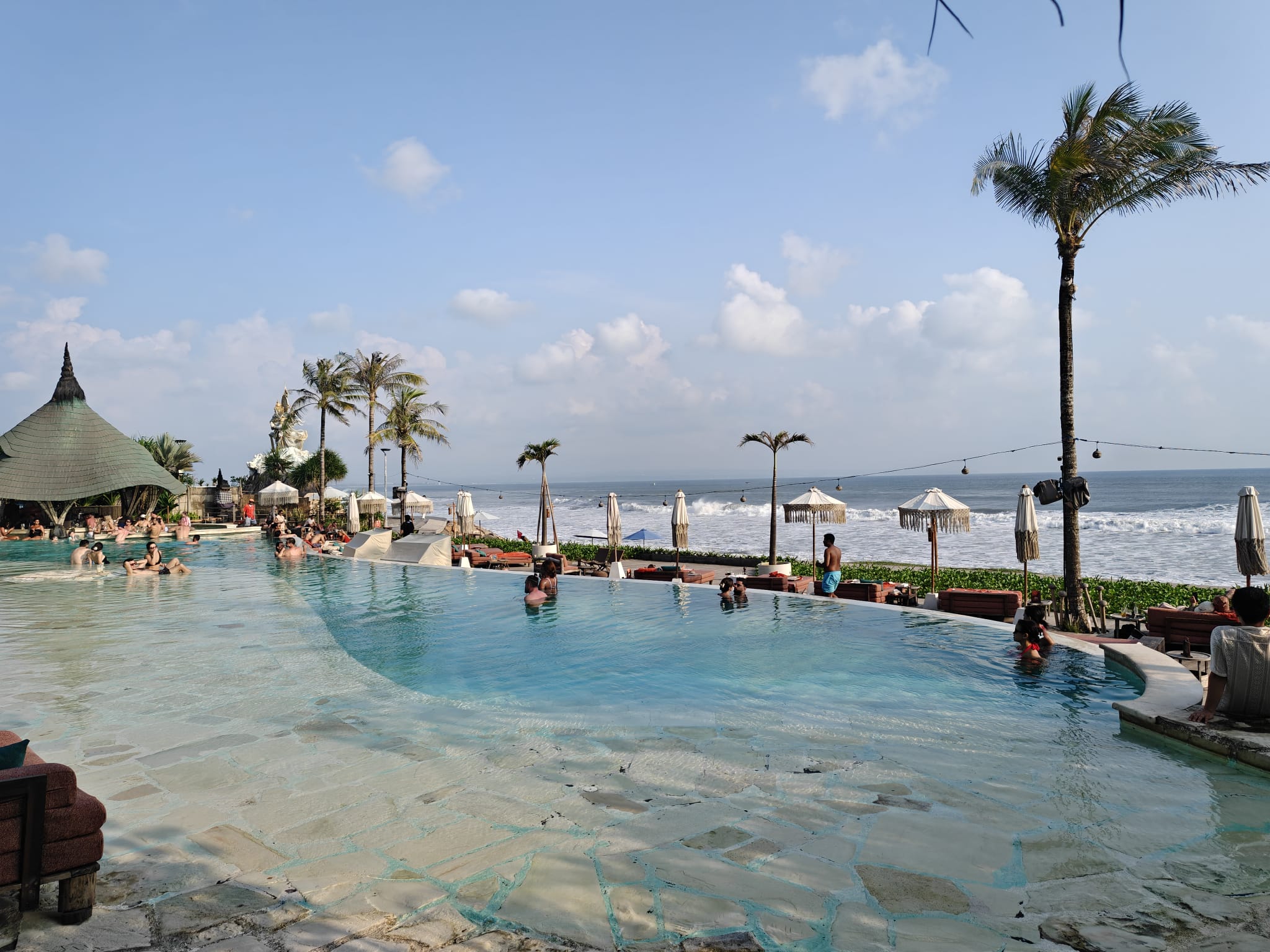Mari Beach Club — Kolam dan suasana siang