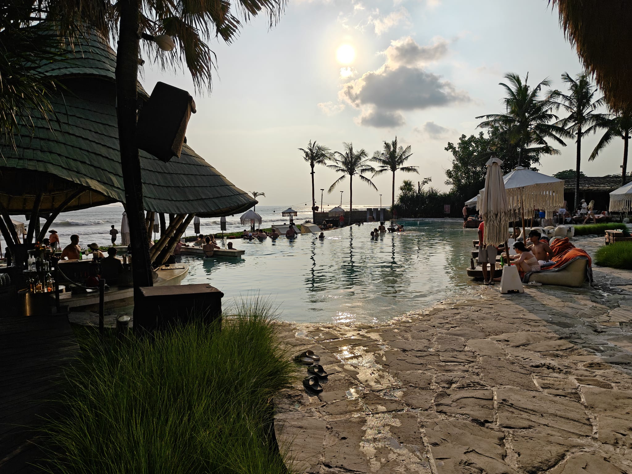 Mari Beach Club — Suasana tempat pada waktu berbeda