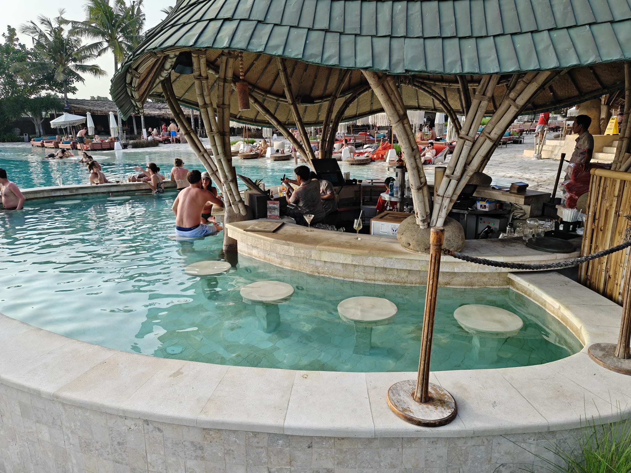 Mari Beach Club — Kolam dan suasana siang