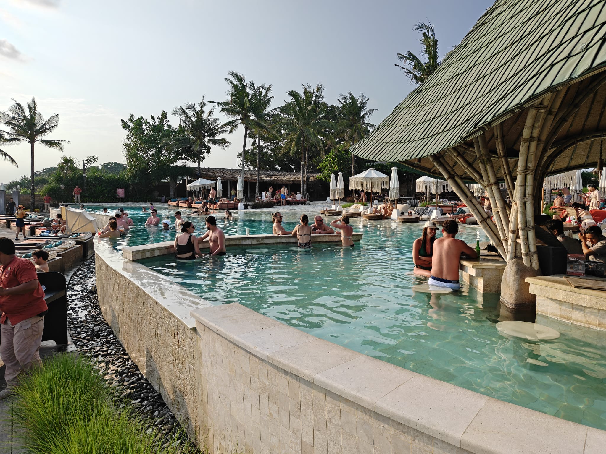 Mari Beach Club — Kolam dan suasana siang