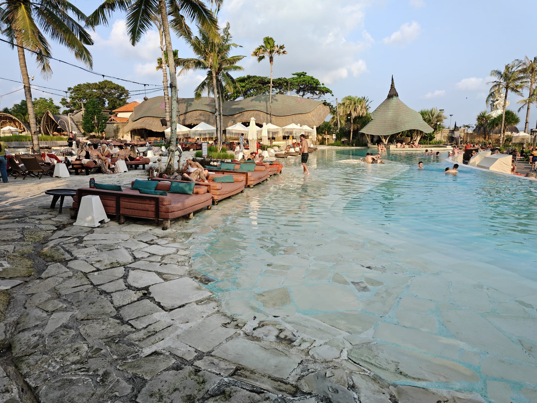 Mari Beach Club — Kolam dan suasana siang