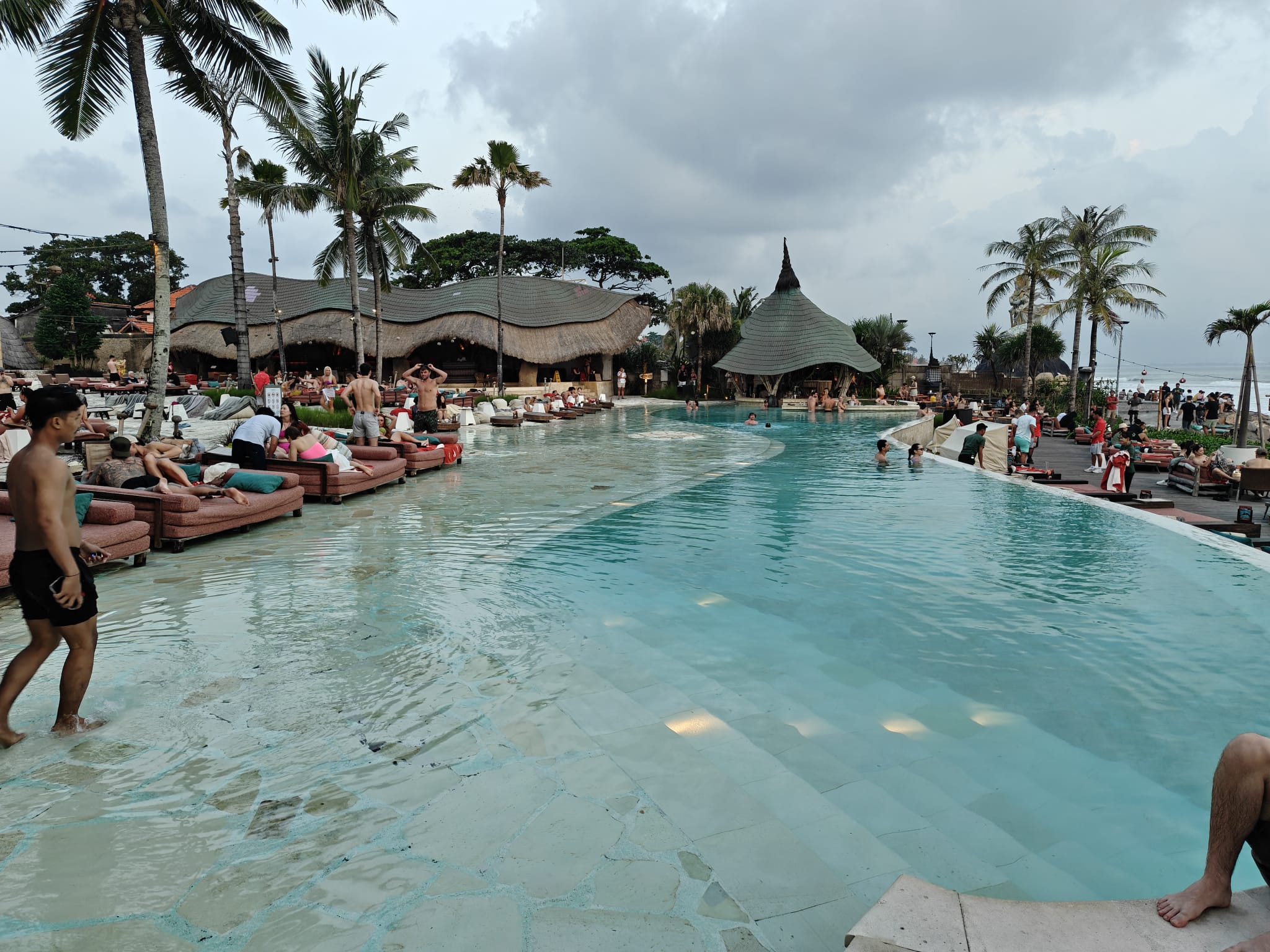 Mari Beach Club — Kolam dan suasana siang