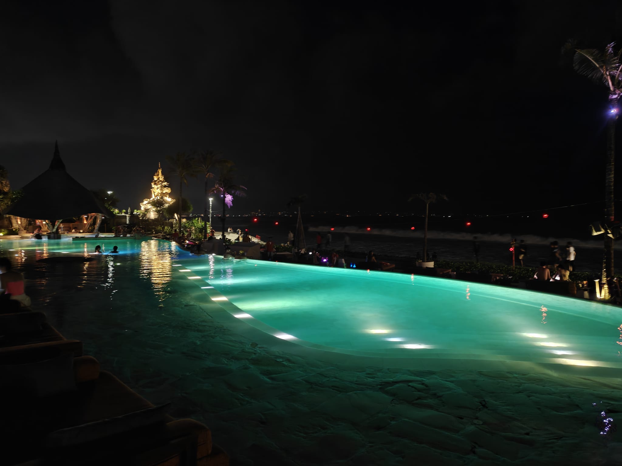 Mari Beach Club — Suasana tempat pada waktu berbeda