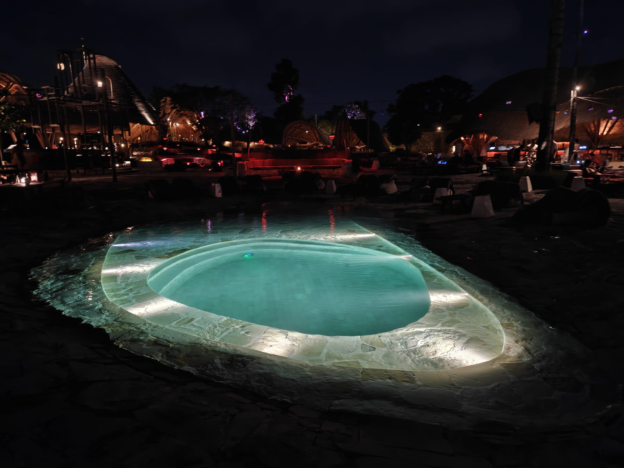 Mari Beach Club — Suasana tempat pada waktu berbeda