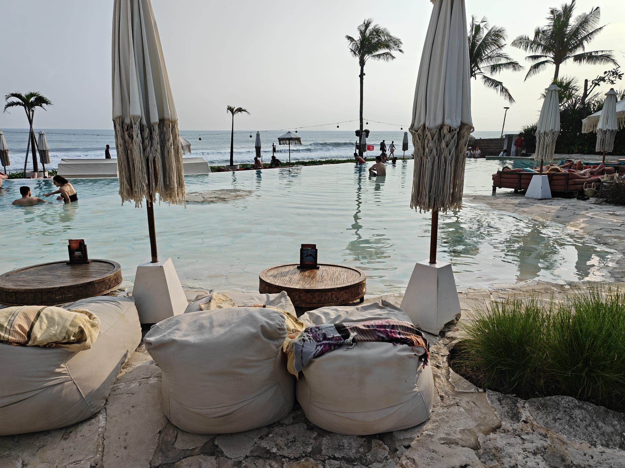 Mari Beach Club — Kolam dan suasana siang