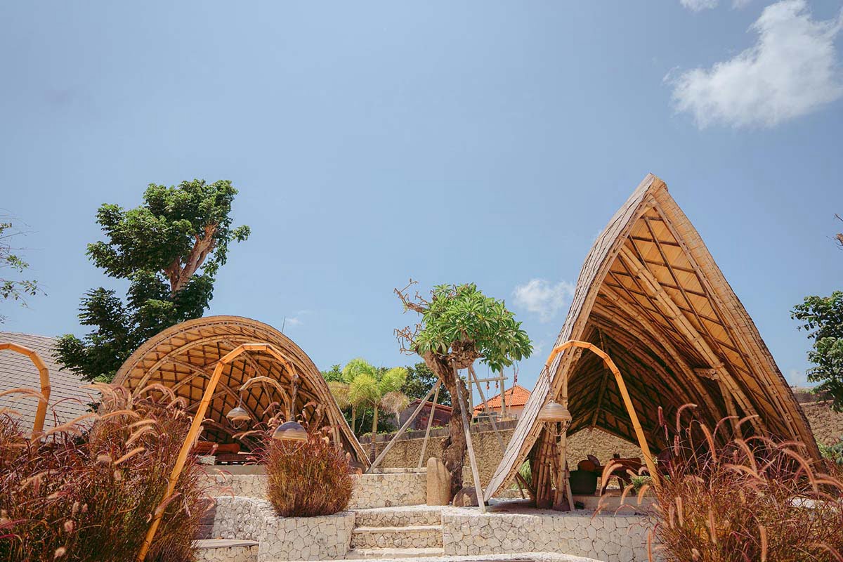 Taman dengan bangunan bambu