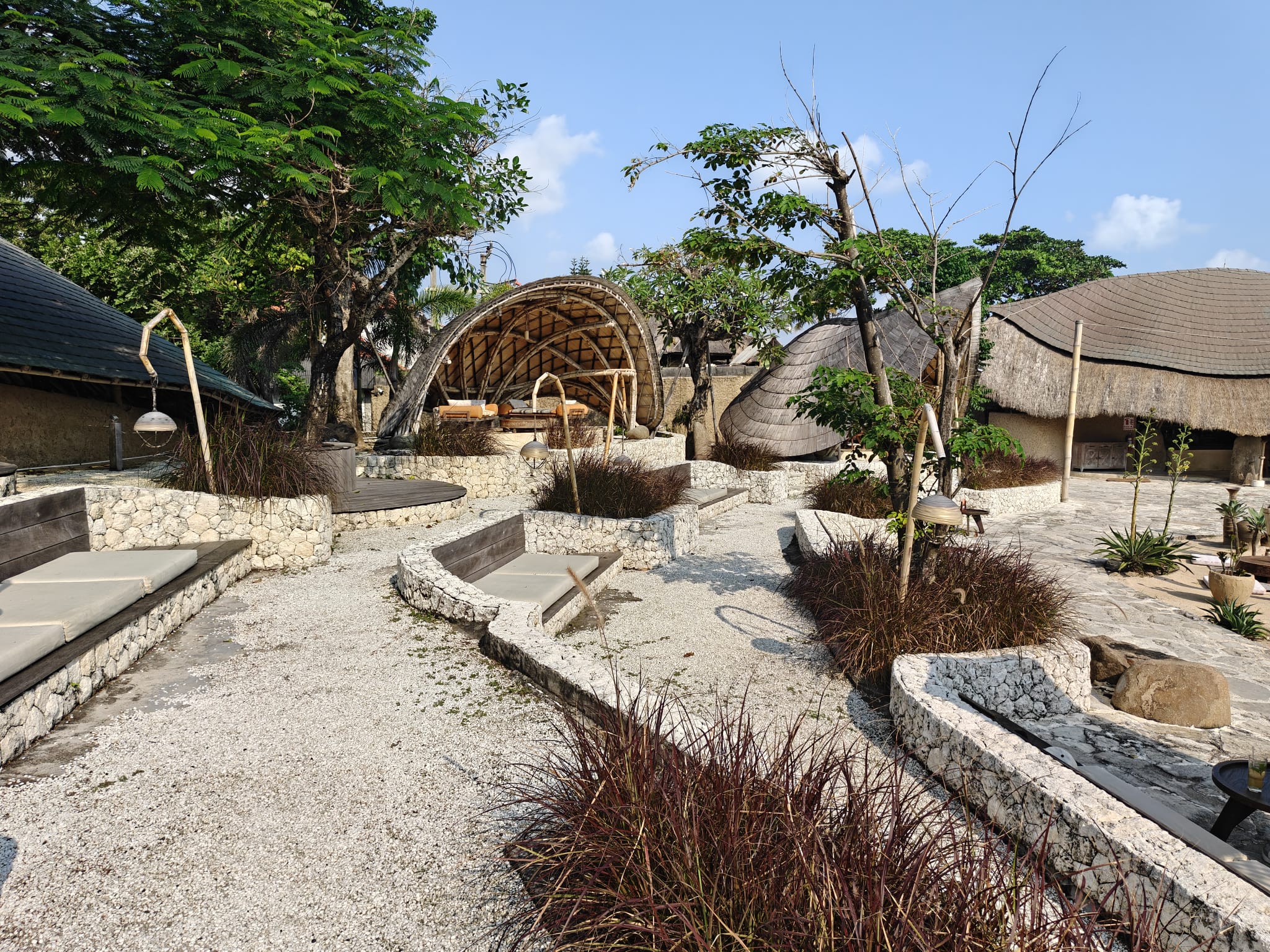 Jalur batu di taman