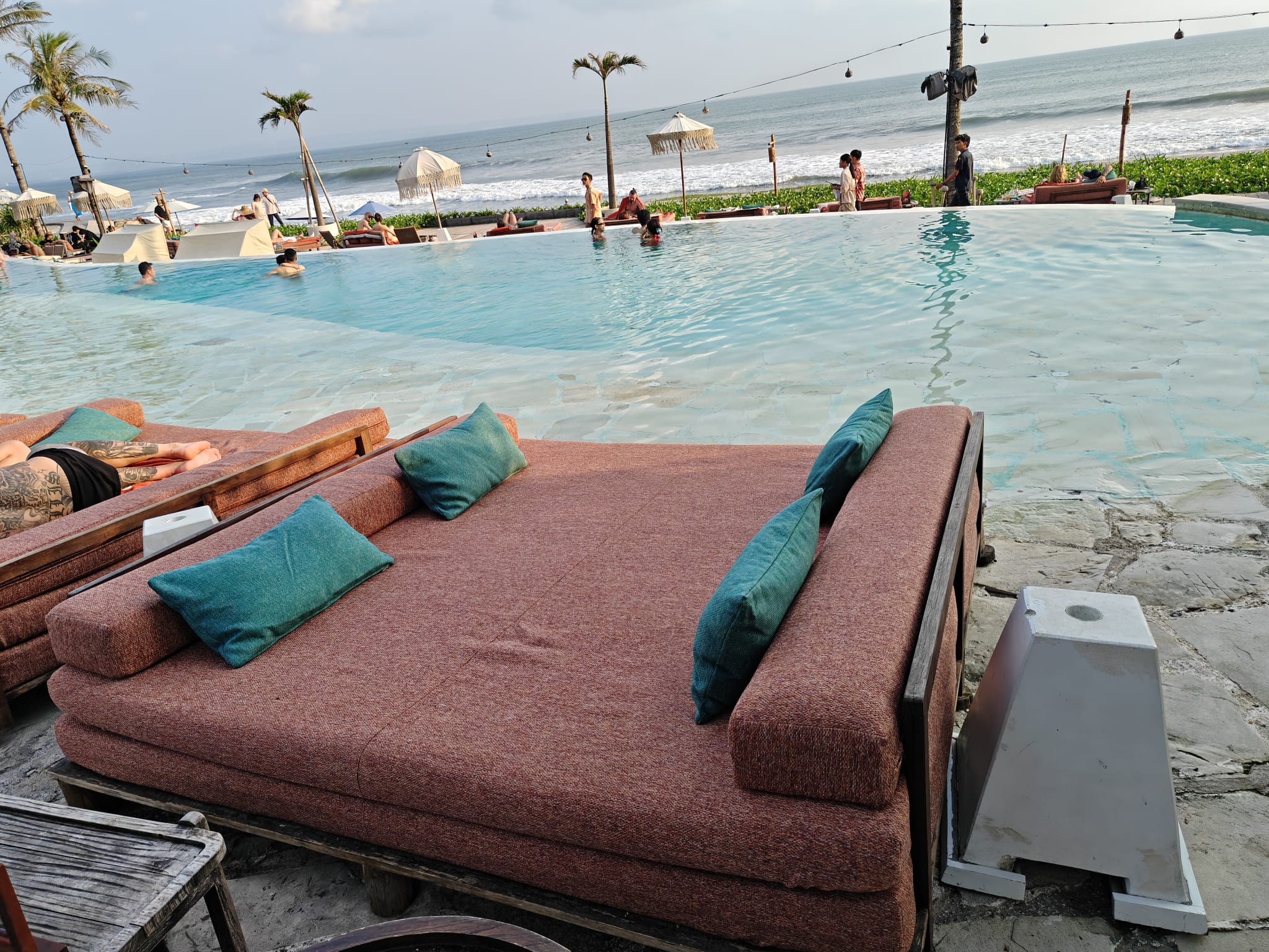 Mari Beach Club — Kolam dan suasana siang