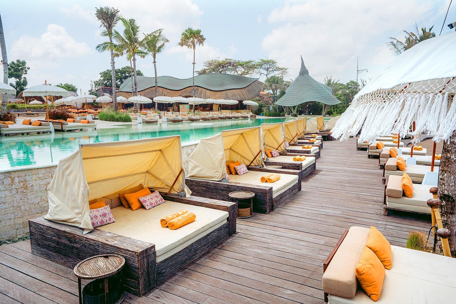 Time-of-day atmosphere at Mari Beach Club.