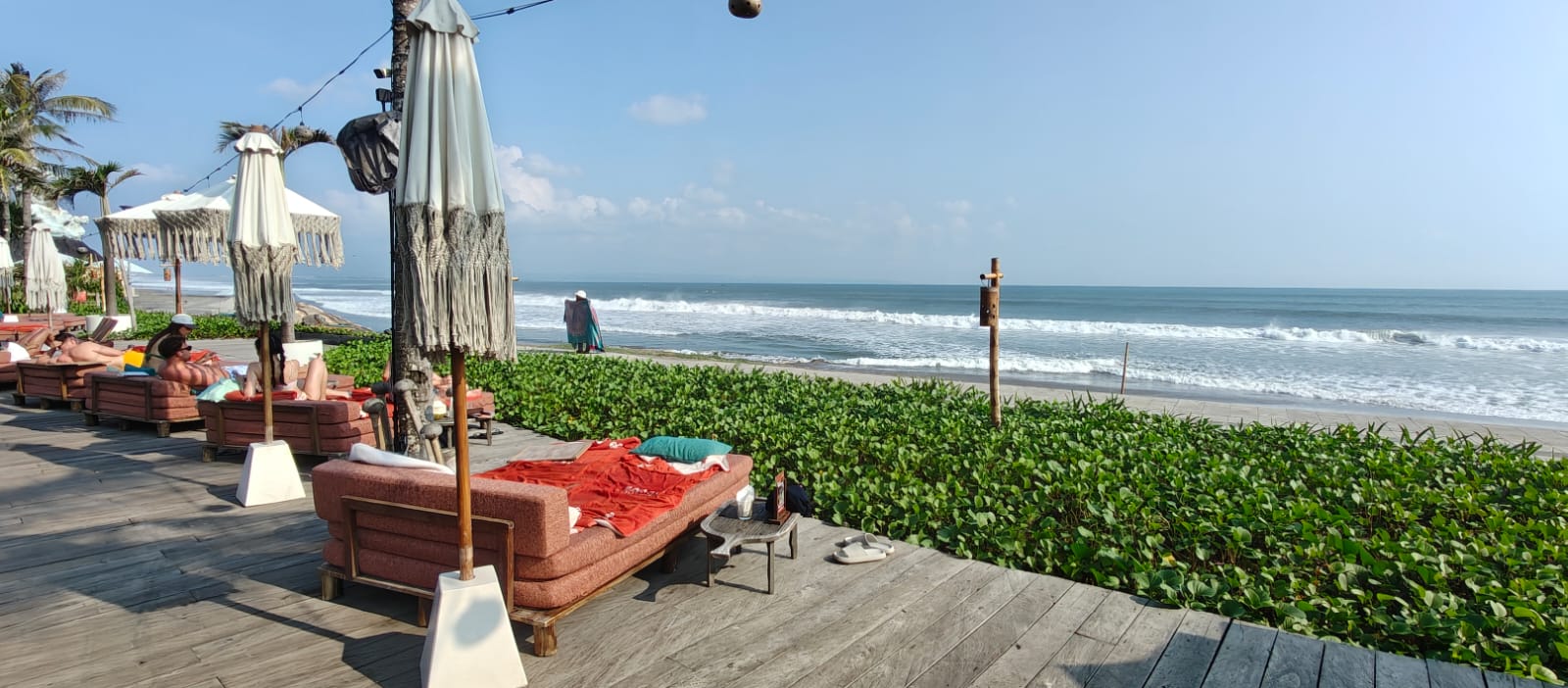 Time-of-day atmosphere at Mari Beach Club.