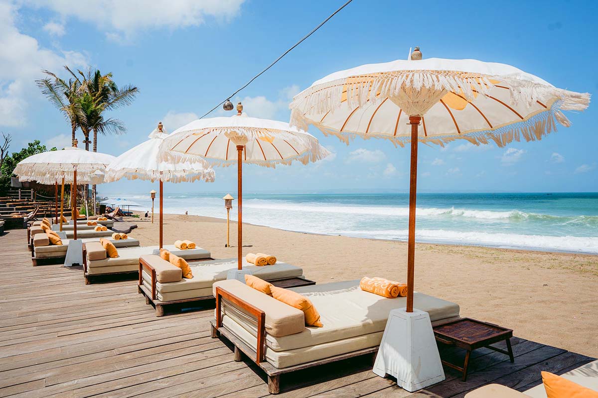 Time-of-day atmosphere at Mari Beach Club.