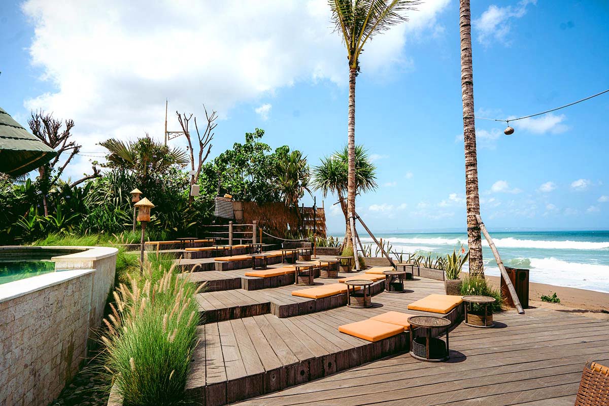 Time-of-day atmosphere at Mari Beach Club.