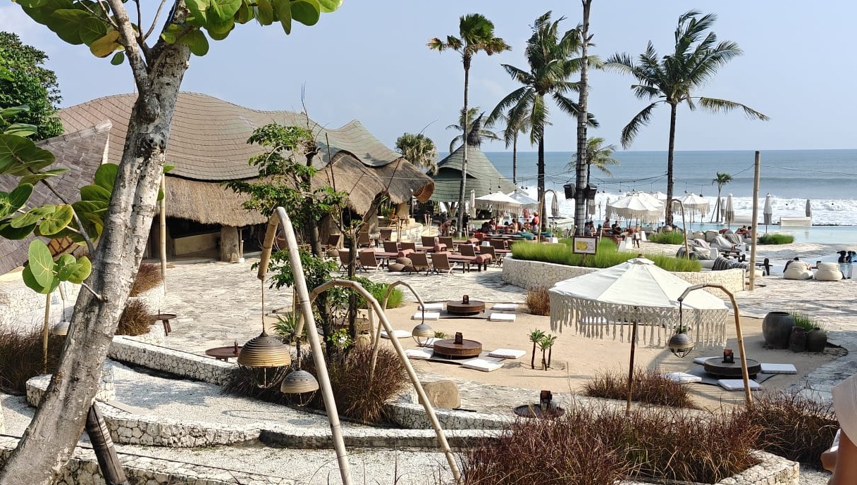 Mari Beach Club overall