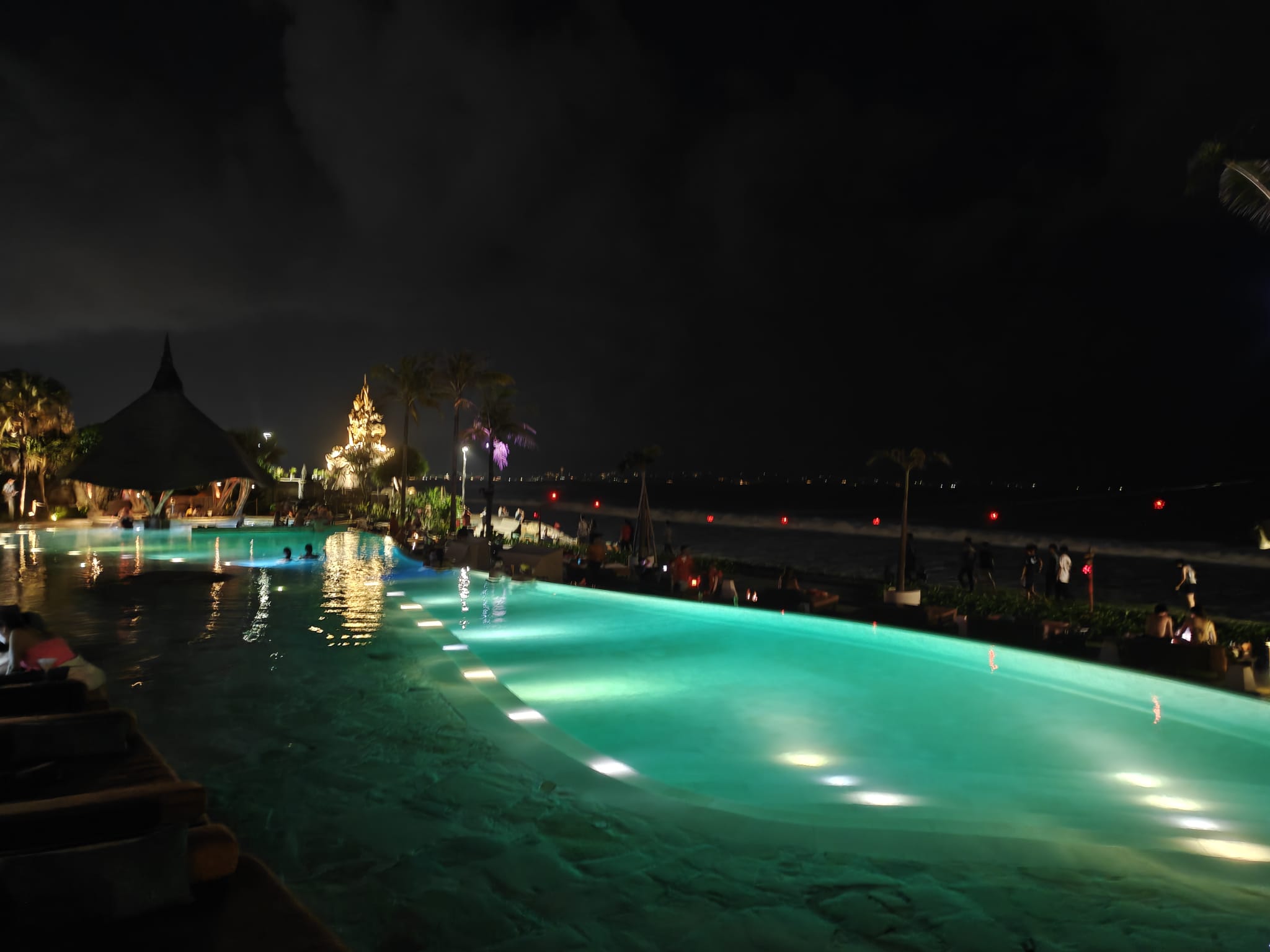 Mari Beach Club pool day