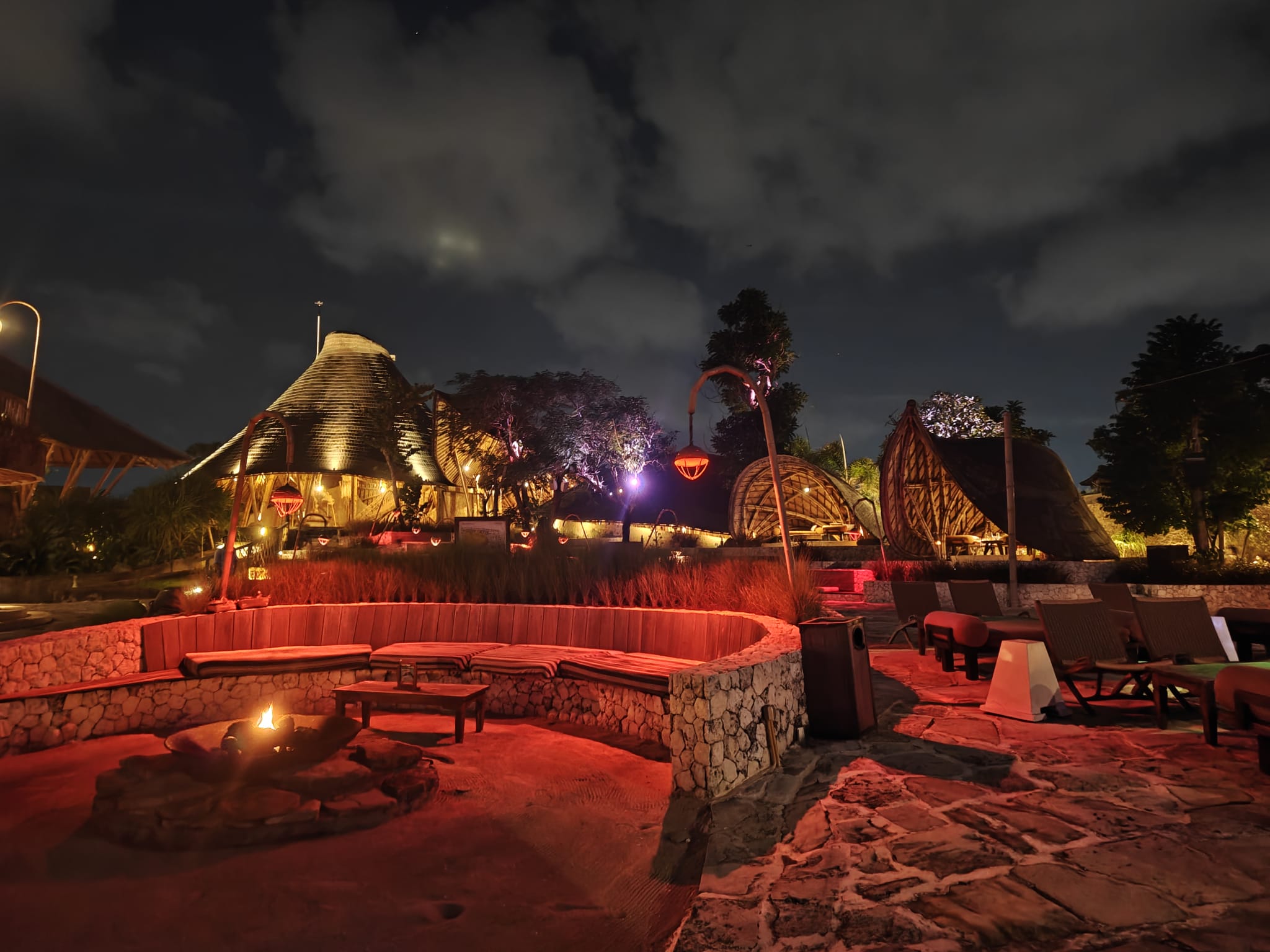 Mari Beach Club — Suasana tempat pada waktu berbeda