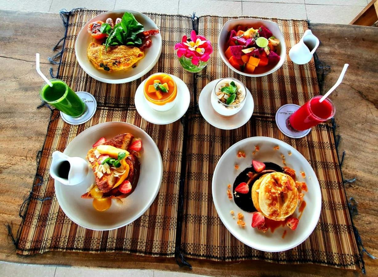 Meja makanan dan minuman Maruti Beach Club dari atas