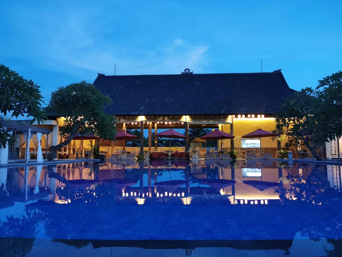 Pool Maruti Beach Club dengan lampu sore hingga malam