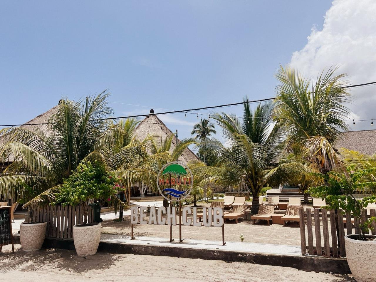 Jalur taman di sisi pool Maruti Beach Club