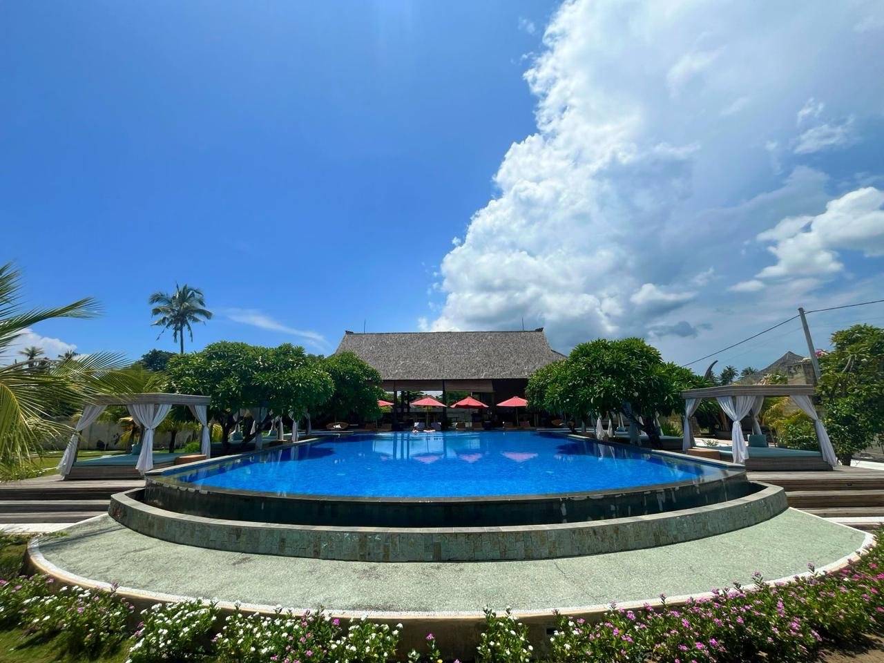 Pool bundar Maruti Beach Club di bawah langit biru