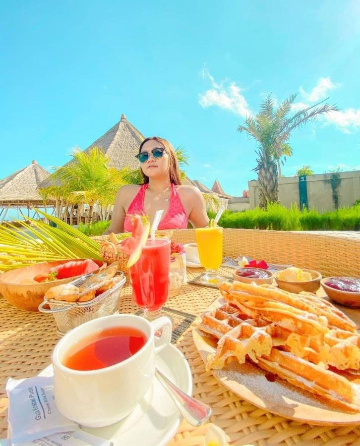 Meja seafood di sisi pool Maruti Beach Club