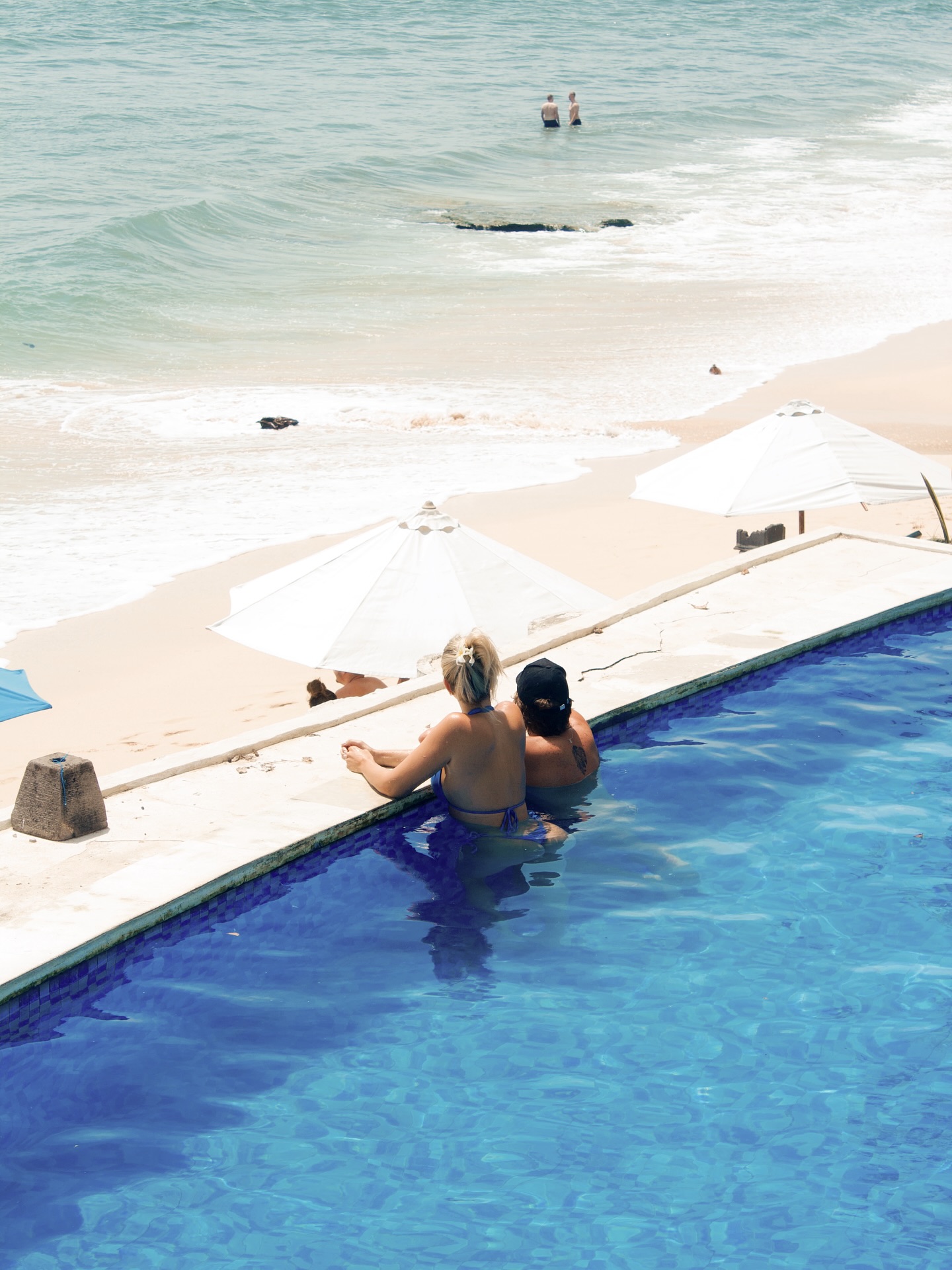 Mazu Beach Club Bali — 海辺のプールでくつろぐ
